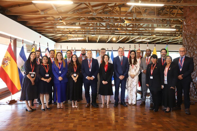 A presidenta da Enap, Betania Lemos, representa a ministra Esther Dweck na reunião do Conselho Diretor do CLAD, em Assunção (Paraguai), que marcou o encerramento do mandato brasileiro e a assinatura da Carta de Intenções com a OTCA. Foto: CLAD