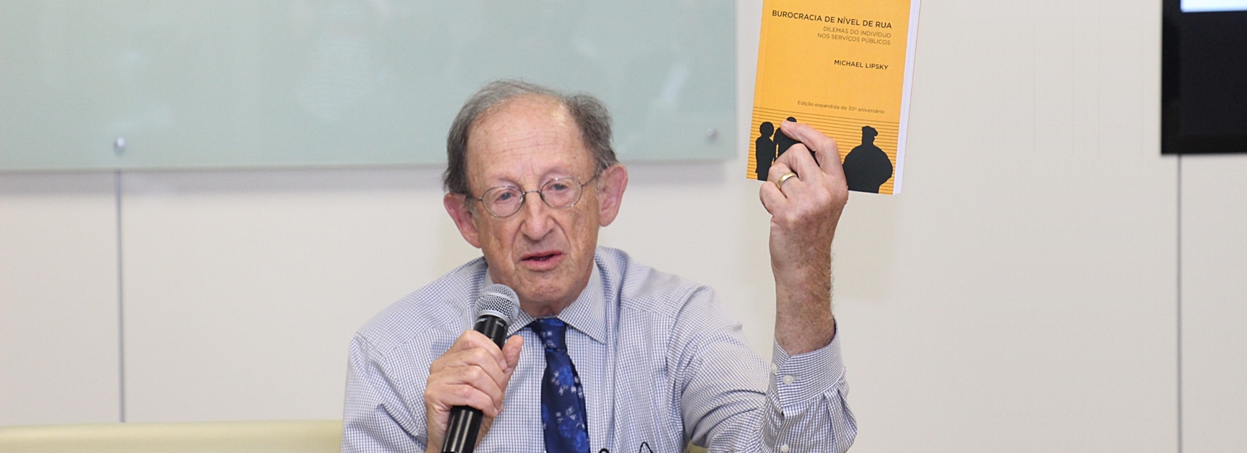 Enap lança versão em português do livro "Burocracia de Nível de Rua - Dilemas do Indivíduo nos Serviços Públicos"