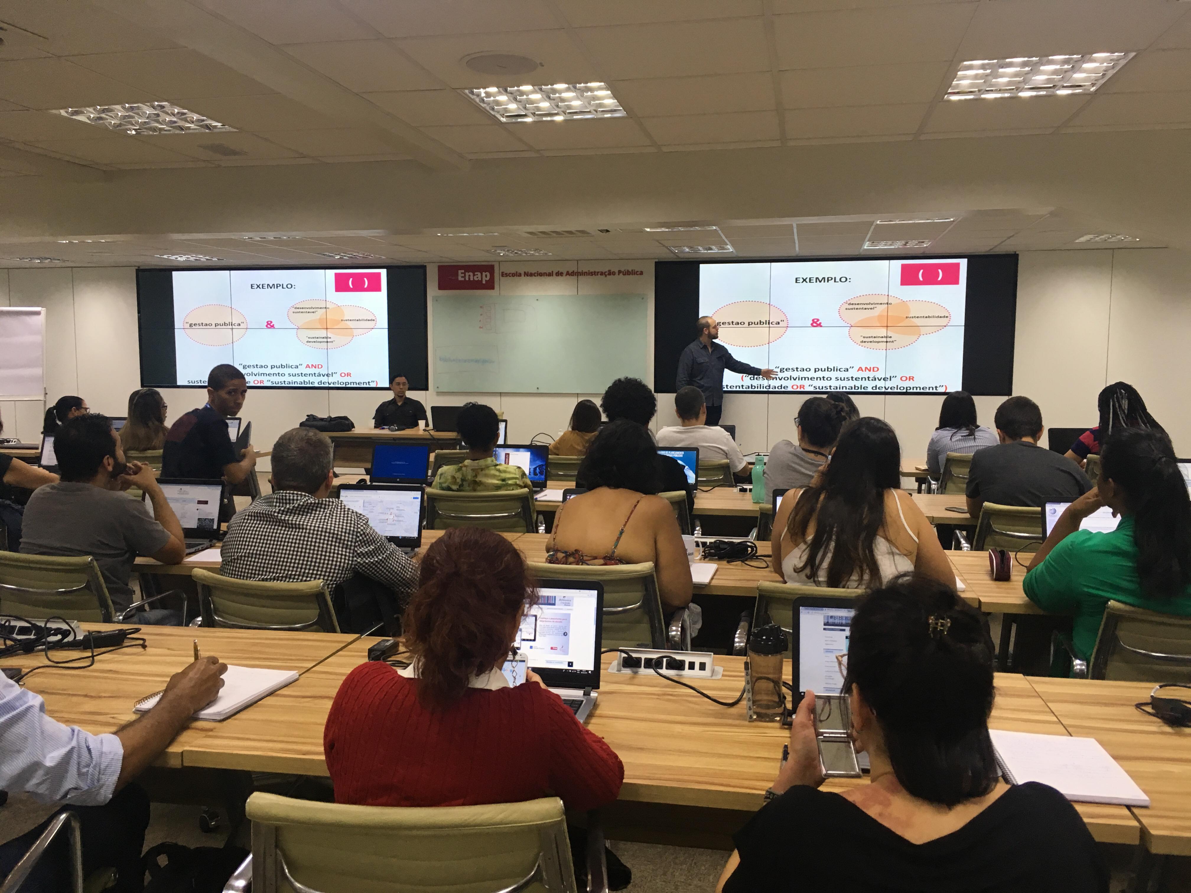 Alunos da Especialização participam de oficina sobre Pesquisa em Bases de Dados e Gerenciamento de Referências