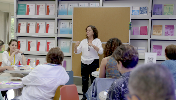 Em momento reflexivo e lúdico, participantes criam seres guardiões em oficina com a artista Alice Scart