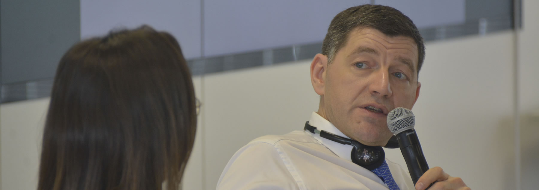 Vídeo: Especialista da ENA fala sobre como as emoções influenciam a atuação das equipes no ambiente de trabalho