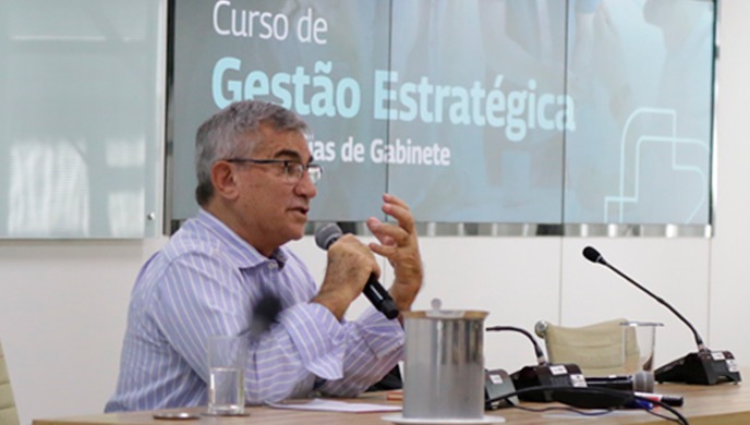 Filósofo Gilberto de Carvalho emociona em encerramento de curso na Enap