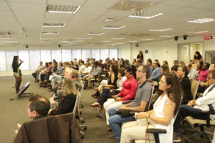 Como o controle da IA por grandes corporações está redefinindo a dependência global 